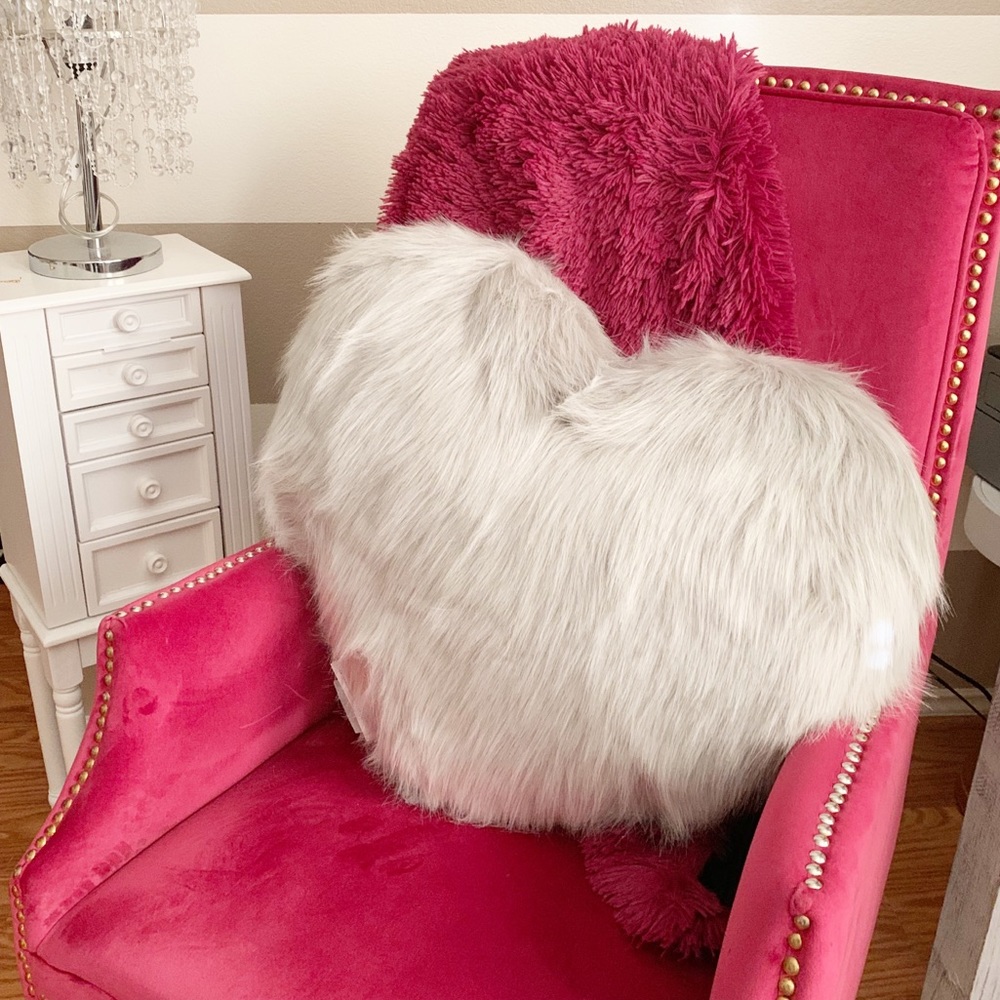 Large faux fur heart throw pillow - Picture 3 of 6